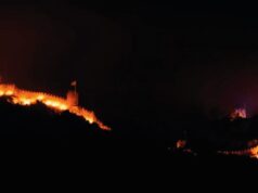 Castelo dos Mouros iluminado a laranja para assinalar o Dia Mundial da Esclerose Múltipla