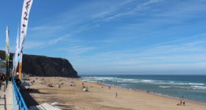 Mar agitado leva ao resgate de surfista na Praia Grande em Sintra