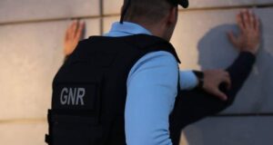 Casal detido por roubo e agressão a idosa em Sintra