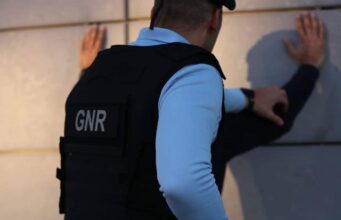 Quatro jovens detidos por roubo com arma branca em Sintra