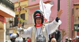 Domingo de Páscoa: Padre Avelino leva Cruz de Cristo na “mota da liberdade”