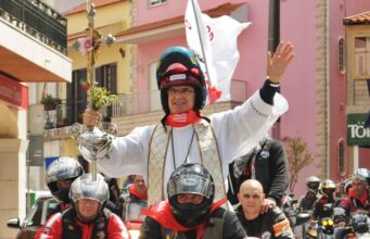 Domingo de Páscoa: Padre Avelino leva Cruz de Cristo na “mota da liberdade”