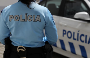 PSP interceta suspeito e recupera telemóvel roubado em Queluz