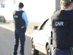 Jovem de 20 anos sequestrado dentro de carro nos Negrais