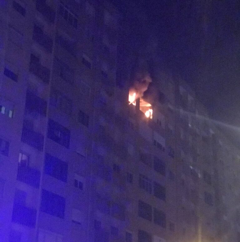 Um morto e três agentes da PSP feridos em incêndio num prédio em Belas