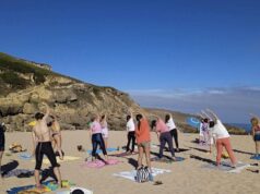 Aproveite as aulas de yoga gratuitas na Praia das Maçãs
