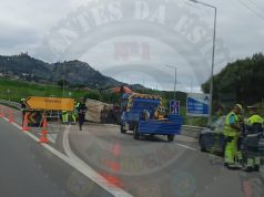 Camião tombado na A16 no acesso a Colares