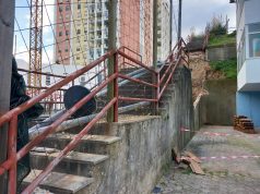 Derrocada de escadas preocupa moradores na Tapada das Mercês