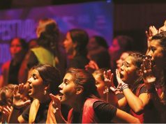 Centro Cultural Olga Cadaval recebe espetáculo de celebração da juventude