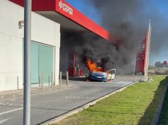 Carro a ardeu em bomba de combustíveis na Abrunheira