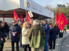 Utentes em protesto junto ao Hospital Amadora-Sintra para pedir mais profissionais