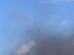 Incêndio deflagra em prédio devoluto junto ao Centro de Saúde de Mem-Martins