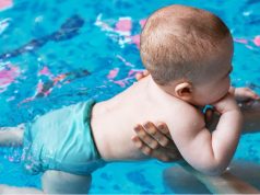 Aulas de natação para bebés com contos e música