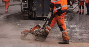 Trabalhos de reabilitação de pavimentos em Belas