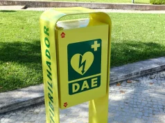 Rede municipal de desfibrilhação automática externa vai chegar às praias de Sintra