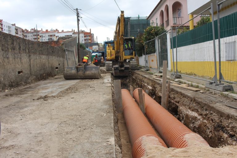 Decorrem obras de remodelação de redes de saneamento na Xetaria em Belas