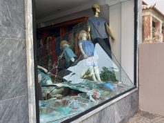 Homem destrói montra de loja em Mem Martins