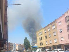 Incêndio em zona de mato perto de habitações em Martins