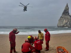 Mulher resgatada após queda de arriba na Praia da Ursa