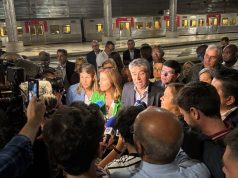 Carneiro acusa Governo de recuar em direitos laborais durante viagem na linha de Sintra