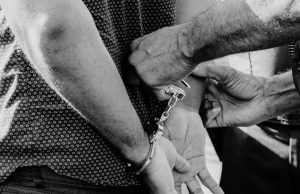 Homem detido por crimes de violação agravada contra a esposa em Sintra