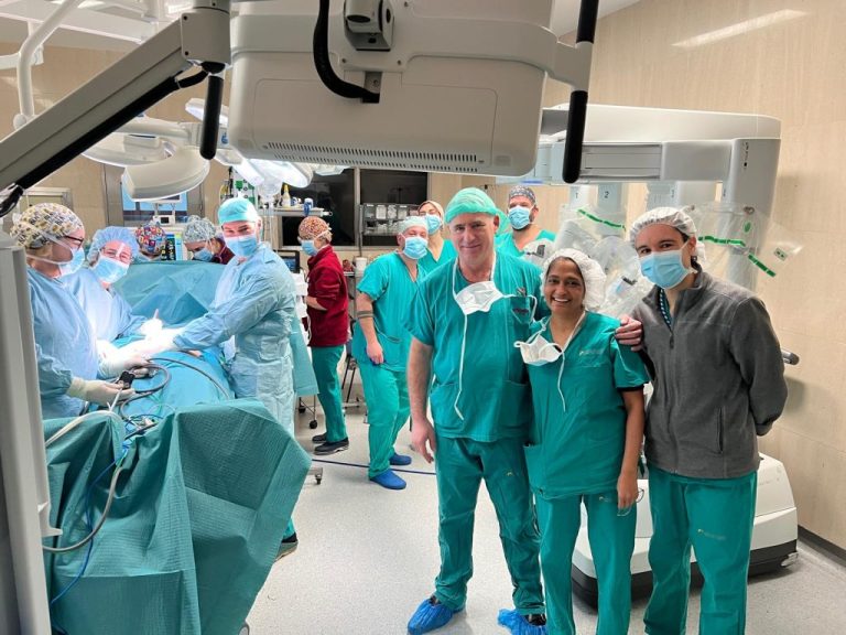Robô cirúrgico do Hospital Fernando Fonseca usado pela primeira vez em cirurgia de obesidade