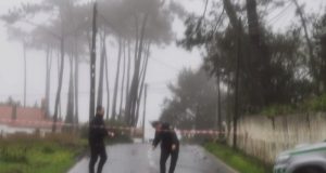 Perigo de quedas de árvores encerra estradas em São João das Lampas