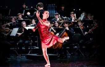 Música e dança junta jovens no palco do Olga Cadaval