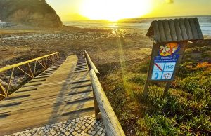 Relatório da APA aponta onze praias críticas em Sintra. Recuperação pode custar 111 milhões