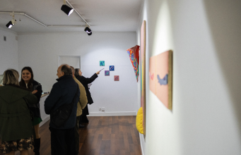 Entre fios e memórias, “Ágora” abre espaço ao diálogo em Mem Martins