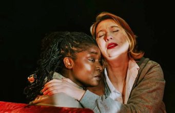 Teatro e comunidade marcam celebrações do Dia Mundial do Teatro em Rio de Mouro