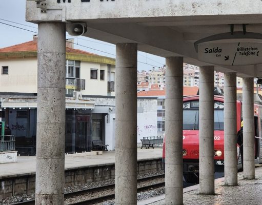 Jovem de 20 anos morre atropelada por comboio em Algueirão-Mem Martins