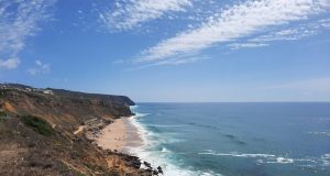Praia do Rodízio encerrada por perigo de derrocadas