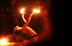Dança, fogo ritual, criaturas míticas no Beltane Fire Fest na quinta da Ribafria