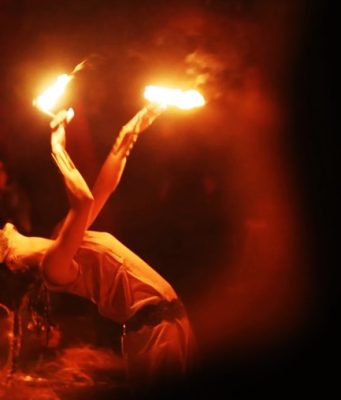 Dança, fogo ritual, criaturas míticas no Beltane Fire Fest na quinta da Ribafria