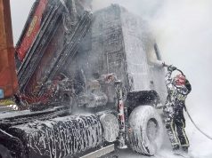 Bombeiros de Agualva-Cacém combateram incêndio em camião