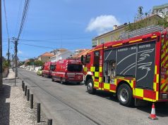 Dois feridos em incêndio num prédio na Rua da Tapada, em Mem Martins