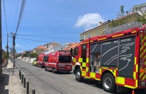 Dois feridos em incêndio num prédio na Rua da Tapada, em Mem Martins