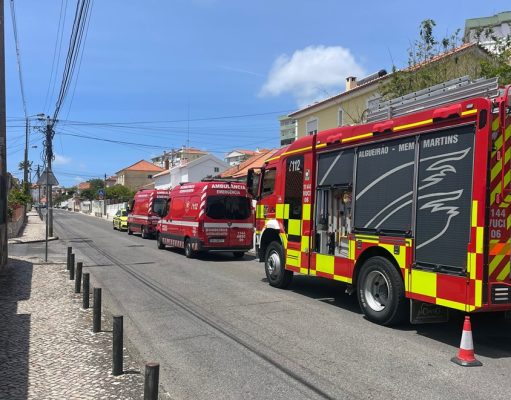 Dois feridos em incêndio num prédio na Rua da Tapada, em Mem Martins
