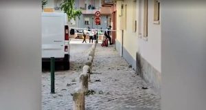 Forte cheiro a gás leva à evacuação de prédio no Cacém após morte de homem