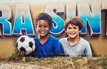 Novo mural de VILE celebra a identidade de Mira Sintra