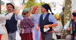 Mais de mil participantes levam os trajes tradicionais ao Palácio de Queluz