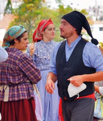 Mais de mil participantes levam os trajes tradicionais ao Palácio de Queluz