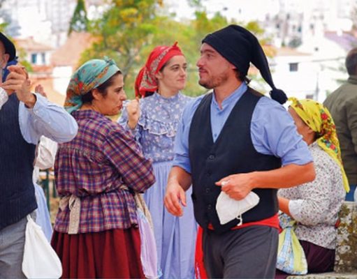 Mais de mil participantes levam os trajes tradicionais ao Palácio de Queluz