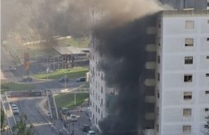 Quatro vítimas após incêndio em veículo junto a prédio em Rio de Mouro