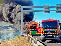 Coluna militar de Queluz ajuda passageiros de autocarro incendiado na A1
