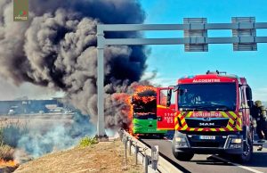 Coluna militar de Queluz ajuda passageiros de autocarro incendiado na A1