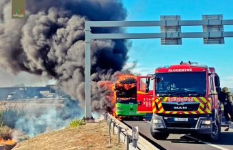 Coluna militar de Queluz ajuda passageiros de autocarro incendiado na A1