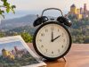 Relógios atrasam uma hora na madrugada deste domingo
